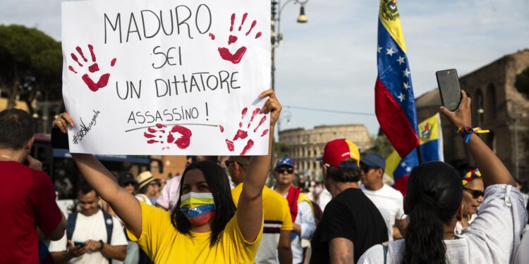 Rome (Italy), 17/08/2024.- People protest against the re-election of Venezuelan President Nicolas Maduro during a demonstration in support of opposition candidate Edmundo Gonzalez Urrutia, in Rome, Italy, 17 August 2024. The Venezuelan National Electoral Council (CNE) ratified the victory of Nicolas Maduro in Venezuela's presidential elections held on 28 July 2024, while the opposition have been protesting against the official results claiming the victory of Edmundo Gonzalez Urrutia. The placard reads 'Maduro you are a murderous dictator!.' (Elecciones, Protestas, Italia, Roma) EFE/EPA/ANGELO CARCONI