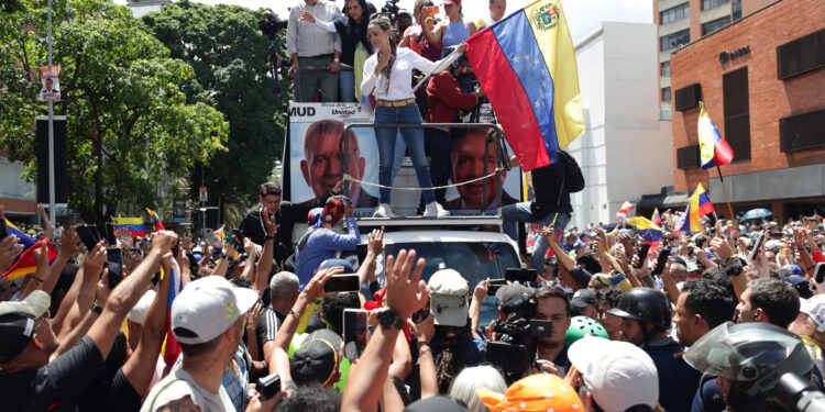 AME7680. CARACAS (VENEZUELA), 03/08/2024.- La líder opositora de Venezuela María Corina Machado asiste a una protesta en rechazo a los resultados oficiales de las elecciones presidenciales -que dan la victoria al presidente Nicolás Maduro-, este sábado en Caracas (Venezuela). Sobre un camión, Machado llegó a la manifestación en una zona del este de Caracas, junto a los antichavistas Delsa Solórzano, Juan Pablo Guanipa, María Beatriz Martínez, Biagio Pilieri y Williams Dávila, todos miembros de partidos que conforman la mayor coalición antichavista, Plataforma Unitaria Democrática (PUD). Hasta el momento no se ha confirmado la presencia del candidato de la coalición, Edmundo González Urrutia. EFE/ Ronald Peña R.