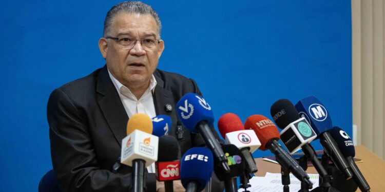 AME9336. CARACAS (VENEZUELA), 09/08/2024.- El excandidato opositor a la presidencia de Venezuela Enrique Márquez habla durante una rueda de prensa este viernes, en Caracas (Venezuela). Márquez pidió al Tribunal Supremo de Justicia (TSJ) una investigación por "conspiración" al Consejo Nacional Electoral (CNE), que ratificó como ganador de los comicios presidenciales del 28 de julio al mandatario Nicolás Maduro, un resultado cuestionado dentro y fuera del país. EFE/ Ronald Peña R.