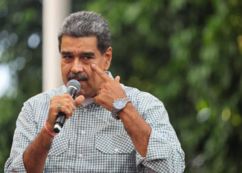 AME4032. CARACAS (VENEZUELA), 28/08/2024.- El presidente de Venezuela, Nicolás Maduro, habla a sus seguidores este miércoles en Caracas (Venezuela). Simpatizantes chavistas celebraron este miércoles en las calles de Venezuela la controvertida reelección del presidente Nicolás Maduro en los comicios celebrados hace un mes, un resultado que defienden frente a la denuncia de "fraude" de la oposición mayoritaria, que insiste en una "avasallante" victoria de su abanderado, Edmundo González Urrutia. EFE/ Miguel Gutiérrez