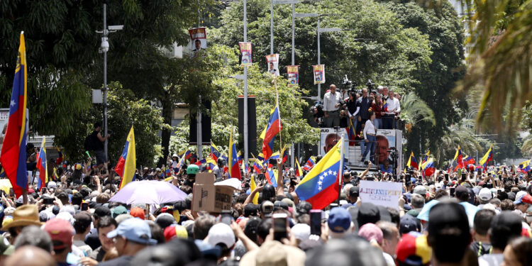 AME7680. CARACAS (VENEZUELA), 03/08/2024.- La líder opositora de Venezuela María Corina Machado habla durante una protesta en rechazo a los resultados oficiales de las elecciones presidenciales -que dan la victoria al presidente Nicolás Maduro-, este sábado en Caracas (Venezuela). Sobre un camión, Machado llegó a la manifestación en una zona del este de Caracas, junto a los antichavistas Delsa Solórzano, Juan Pablo Guanipa, María Beatriz Martínez, Biagio Pilieri y Williams Dávila, todos miembros de partidos que conforman la mayor coalición antichavista, Plataforma Unitaria Democrática (PUD). Hasta el momento no se ha confirmado la presencia del candidato de la coalición, Edmundo González Urrutia. EFE/ Henry Chirinos