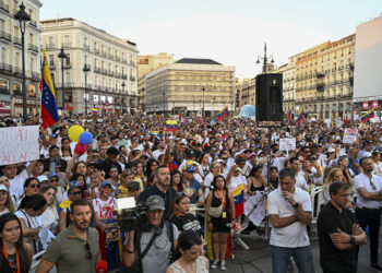 MADRID, 03/08/2024.-Vista de la manifestación convocada "en favor de la libertad de Venezuela y en rechazo al fraude electoral", este sábado en la Puerta del Sol, en Madrid. EFE/ Fernando Villar