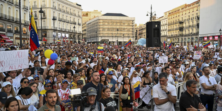 MADRID, 03/08/2024.-Vista de la manifestación convocada "en favor de la libertad de Venezuela y en rechazo al fraude electoral", este sábado en la Puerta del Sol, en Madrid. EFE/ Fernando Villar