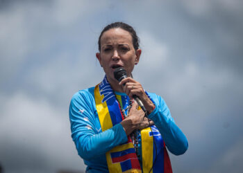 AME3406. MATURÍN (VENEZUELA), 20/07/2024.- Fotografía de archivo fechada el 20 de julio de 2024 de la líder opositora María Corina Machado mientras habla a sus simpatizantes durante una caravana en Maturín (Venezuela). Machado aseguró que "lo único que le queda" al presidente de Venezuela, Nicolás Maduro, es el apoyo "reducido" de la cúpula militar, luego de las elecciones del 28 de julio, cuyo resultado oficial ratificó la victoria del líder chavista, lo que ha sido denunciado como fraude dentro y fuera del país. EFE/ Henry Chirinos/ARCHIVO