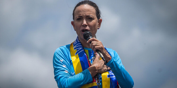 AME3406. MATURÍN (VENEZUELA), 20/07/2024.- Fotografía de archivo fechada el 20 de julio de 2024 de la líder opositora María Corina Machado mientras habla a sus simpatizantes durante una caravana en Maturín (Venezuela). Machado aseguró que "lo único que le queda" al presidente de Venezuela, Nicolás Maduro, es el apoyo "reducido" de la cúpula militar, luego de las elecciones del 28 de julio, cuyo resultado oficial ratificó la victoria del líder chavista, lo que ha sido denunciado como fraude dentro y fuera del país. EFE/ Henry Chirinos/ARCHIVO