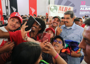 AME3511. CARACAS (VENEZUELA), 26/08/2024.- Fotografía cedida por Palacio Presidencial de Miraflores del presidente de Venezuela, Nicolás Maduro (d), posando con simpatizantes durante una cumbre virtual con jefes de Estado de la Alianza Bolivariana para los Pueblos de Nuestra América (ALBA), este lunes, en Caracas (Venezuela).Maduro dijo que el alto representante de la Unión Europea (UE) para Asuntos Exteriores y Política de Seguridad, Josep Borrell, "apunta sus fusiles y sus cañones" contra el país caribeño, luego de que este pidiera más transparencia sobre la controvertida reelección del líder chavista en los comicios del 28 de julio. EFE/ Palacio Presidencial de Miraflores /SOLO USO EDITORIAL/SOLO DISPONIBLE PARA ILUSTRAR LA NOTICIA QUE ACOMPAÑA (CRÉDITO OBLIGATORIO)