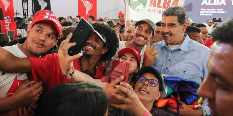 AME3511. CARACAS (VENEZUELA), 26/08/2024.- Fotografía cedida por Palacio Presidencial de Miraflores del presidente de Venezuela, Nicolás Maduro (d), posando con simpatizantes durante una cumbre virtual con jefes de Estado de la Alianza Bolivariana para los Pueblos de Nuestra América (ALBA), este lunes, en Caracas (Venezuela).Maduro dijo que el alto representante de la Unión Europea (UE) para Asuntos Exteriores y Política de Seguridad, Josep Borrell, "apunta sus fusiles y sus cañones" contra el país caribeño, luego de que este pidiera más transparencia sobre la controvertida reelección del líder chavista en los comicios del 28 de julio. EFE/ Palacio Presidencial de Miraflores /SOLO USO EDITORIAL/SOLO DISPONIBLE PARA ILUSTRAR LA NOTICIA QUE ACOMPAÑA (CRÉDITO OBLIGATORIO)