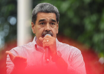 AME4032. CARACAS (VENEZUELA), 28/08/2024.- El presidente de Venezuela, Nicolás Maduro, habla a sus seguidores este miércoles en Caracas (Venezuela). Simpatizantes chavistas celebraron este miércoles en las calles de Venezuela la controvertida reelección del presidente Nicolás Maduro en los comicios celebrados hace un mes, un resultado que defienden frente a la denuncia de "fraude" de la oposición mayoritaria, que insiste en una "avasallante" victoria de su abanderado, Edmundo González Urrutia. EFE/ Miguel Gutiérrez