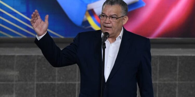 Enrique Márquez, candidato presidencial, asiste al acto en la Sala Electoral del Tribunal Supremo de Justicia, en Caracas, el 2 de agosto de 2024. Márquez exigió al CNE que no "se esconda bajo las togas de los magistrados”.