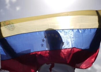 Un familiar de un preso en huelga de hambre sostiene una bandera venezolana durante una protesta en la avenida Bolívar en Caracas, Venezuela, el miércoles 12 de junio de 2024. AP - Ariana Cubillos