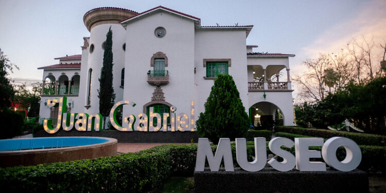 MEX6979. CIUDAD JUÁREZ (MÉXICO), 28/08/2024.- Fotográfica cedida este miércoles por el Museo de Juan Gabriel de la casa del cantante Juan Gabriel en Ciudad Juárez (México). La casa del cantante mexicano Juan Gabriel, quien falleció en esta fecha hace ocho años, ha reabierto como un museo inmersivo en Ciudad Juárez, en la frontera con Estados Unidos, donde está la urna que contiene sus cenizas del cantante. EFE/Museo de Juan Gabriel/SOLO USO EDITORIAL/SOLO DISPONIBLE PARA ILUSTRAR LA NOTICIA QUE ACOMPAÑA (CRÉDITO OBLIGATORIO)