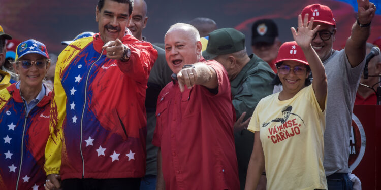 AME3668. CARACAS (VENEZUELA), 29/02/2024.- De izq. a der. la primera dama de Venezuela, Cilia Flores, el presidente de Venezuela, Nicolás Maduro, el diputado Diosdado Cabello, la vicepresidenta de Venezuela, Delcy Rodríguez y el diputado Jorge Rodríguez participan en un acto a propósito de cumplirse 20 años de la declaración de la nación como "país antiimperialista" del expresidente Hugo Chávez, este jueves en Caracas (Venezuela). Miles de chavistas se concentraron este jueves en la principal autopista de Caracas para respaldar al presidente de Venezuela, Nicolás Maduro, en una marcha a propósito de cumplirse 20 años de la declaración de la nación como "país antiimperialista". El multitudinario evento, que colapsó el tránsito en parte de la capital venezolana, congregó a los seguidores del chavismo de distintas partes del país que llegaron en buses desde el interior para participar en el acto, en el que fueron recibidos por el mandatario. EFE/ Miguel Gutiérrez