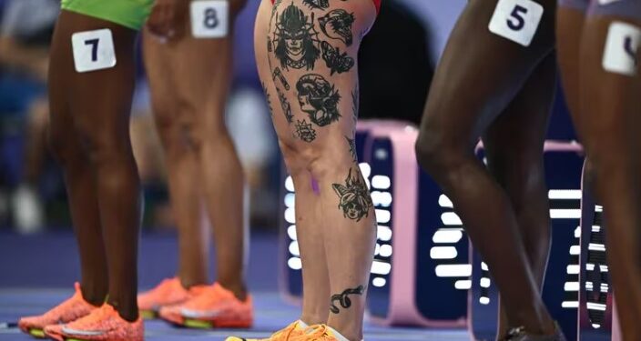 Juegos Olímpicos de París 2024 - Atletismo - 100m femeninos semifinal 1 - Stade de France, Saint-Denis, Francia - 3 de agosto de 2024. Los tatuajes en las piernas de Ewa Swoboda de Polonia son fotografiados antes del inicio de la carrera