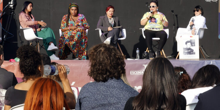 AME4606. BOGOTÁ (COLOMBIA), 30/08/2024.- De izq. a der. Eliana Berrío, Yaneth Mosquera, la moderadora Gloria Castrillón, Lyda Yaneth Quevedo y Luz Myriam Collazos participan en conversatorio este viernes, en Bogotá (Colombia). Desde la firma del acuerdo de paz con las FARC en 2016 se han producido 1.730 casos de desaparición en Colombia, lo que supone uno cada 36 horas y pone en relieve que la desaparición de personas "no es un hecho del pasado". Así lo denunció el organismo en el Día Internacional de las Víctimas de Desapariciones Forzadas, haciéndose eco de que "miles de familias continúan experimentando incertidumbre y angustia al no saber el destino y el paradero de sus seres queridos, a pesar de que la desaparición ocurrió hace varios años o incluso décadas". EFE/ Mauricio Dueñas Castañeda