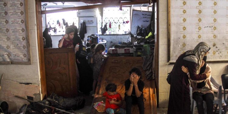 -FOTODELDÍA- Gaza (--), 10/08/2024.- Varios palestinos lloran tras un ataque israelí contra la escuela Al-Taba'een en el barrio de Daraj Tuffah en Gaza, el 10 de agosto de 2024. Al menos 93 personas murieron en el ataque, dijo el director del Hospital Al-Ahli en la ciudad de Gaza. Según las Fuerzas de Defensa de Israel (FDI), el ataque se llevó a cabo contra un "centro de control de Hamás incrustado en la escuela Al-Taba'een, adyacente a una mezquita en Daraj Tuffah, que sirve como refugio para los residentes de la ciudad de Gaza". EFE/EPA/MAHMOUD ZAKI