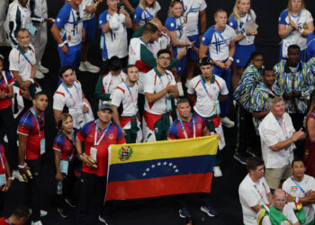 SAINT-DENIS (FRANCIA), 11/08/2024.- La delegación de Venezuela durante la ceremonia de clausura de los Juegos Olímpicos de París 2024 celebrada este domingo, en el Estadio de Francia en Saint-Denis (Francia).EFE/ MIGUEL GUTIERREZ