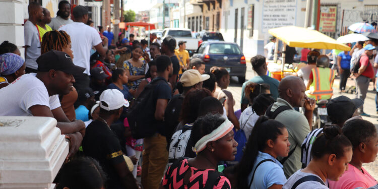 MEX4923. TAPACHULA (MÉXICO), 03/08/2024.- Migrantes hacen fila a la esperar de resolver su situación migratoria este sábado, en la ciudad de Tapachula, en el estado de Chiapas (México). Más de ocho de cada 10 habitantes reportan inseguridad en la principal ciudad de la frontera sur de México, Tapachula, el quinto mayor nivel del país, en medio de la disputa de los carteles del narcotráfico que ha desplazado a cientos de mexicanos hacia Guatemala. Esta es la primera vez en 5 años que Tapachula está entre los cinco municipios más inseguros del país, según la Encuesta Nacional de Seguridad Pública Urbana (Ensu), que la semana pasada reveló que el 84,7 % de sus residentes perciben inseguridad, comparado con el 59,4 % a nivel nacional. EFE/ Juan Manuel Blanco