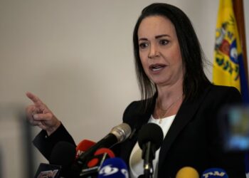 La líder opositora María Corina Machado habla durante una conferencia de prensa sobre su prohibición de 15 años de postularse para cargos públicos | Foto: AP