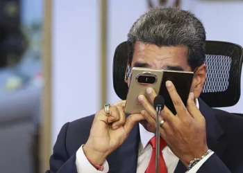 Nicolás Maduro consulta su teléfono móJesus Vargas MUNDO.