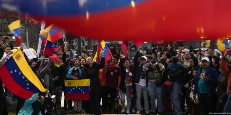 rotesta en Santiago de Chile el 28 de agosto de 2024, un mes después de las presidenciales de Venezuela.Imagen: Esteban Felix/AP Photo/picture alliance