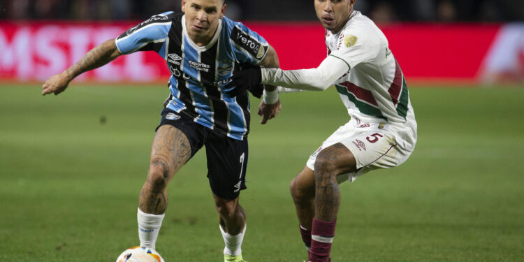 AMDEP4391. CURITIBA (BRASIL), 13/08/2024.- Yeferson Soteldo (i) de Gremio disputa un balón con Alexsander Christian Gomes de Fluminense este martes, en el partido de ida de octavos de final de la Copa Libertadores entre Gremio y Fluminense en el estadio Couto Pereira en Curitiba (Brasil). EFE/ Hedeson Alves