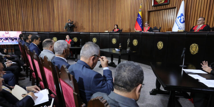 AME7514. CARACAS (VENEZUELA), 02/08/2024.- El presidente de Venezuela, Nicolás Maduro (c-centrado), durante un acto en el Tribunal Supremo de Justicia (TSJ) este viernes, en Caracas (Venezuela). El Tribunal Supremo de Justicia (TSJ) de Venezuela instó a "todos los sujetos intervinientes" a acatar la sentencia que emanará, en un lapso aún sin estimar, sobre la revisión que hará del resultado electoral del domingo pasado, cuando Nicolás Maduro fue proclamado presidente reelecto, lo que ha sido cuestionado dentro y fuera del país. EFE/ Ronald Peña R