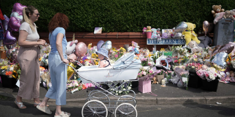 Tributos florales depositados cerca del lugar de los asesinatos en Southport, el 31 de julio de 2024.
Christopher Furlong / Gettyimages.ru