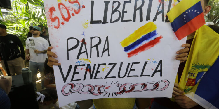 AME7705. CIUDAD DE PANAMÁ (PANAMÁ), 03/08/2024.- Venezolanos se manifestaron tras las elecciones presidenciales del domingo en las que el Consejo Nacional Electoral (CNE) dio como ganador a Nicolás Maduro este sábado, en Ciudad de Panamá (Panamá). Alrededor de dos centenares de personas acudieron al parque Urracá, situado frente al paseo marítimo de la capital panameña, citados bajo el lema "Ganó Venezuela Triunfamos el 28 de julio y ahora vamos a cobrar" acompañado de una foto de González Urrutia con un acta electoral y de la líder opositora María Corina Machado. EFE/Carlos Lemos