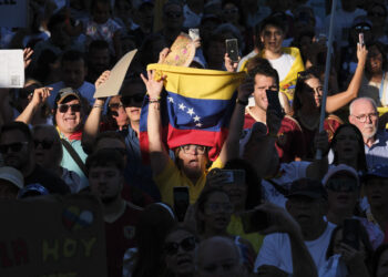 SANTA CRUZ DE TENERIFE, 17/08/2024.- Cientos de venezolanos participan en una manifestación en apoyo a la movilización nacional convocada por la oposición a Nicolás Maduro para reclamar la victoria en los comicios del pasado 28 de julio, este sábado en Santa Cruz de Tenerife. EFE/Alberto Valdés