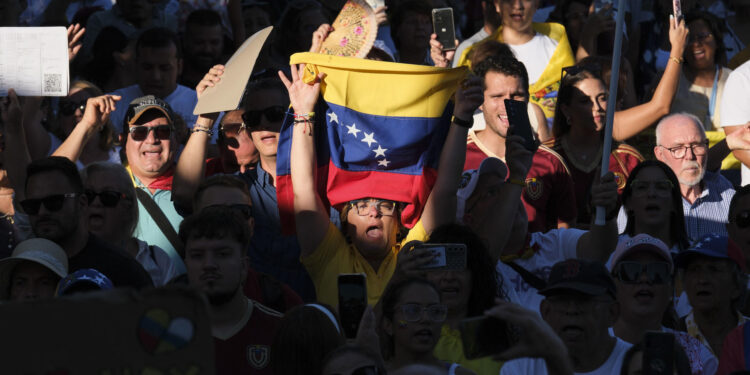 SANTA CRUZ DE TENERIFE, 17/08/2024.- Cientos de venezolanos participan en una manifestación en apoyo a la movilización nacional convocada por la oposición a Nicolás Maduro para reclamar la victoria en los comicios del pasado 28 de julio, este sábado en Santa Cruz de Tenerife. EFE/Alberto Valdés