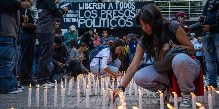 AME9122. CARACAS (VENEZUELA), 08/08/2024.- Personas prenden velas durante la gran vigilia nacional por los presos políticos convocada por la oposición, este jueves en la plaza Los Palos Grandes, en Caracas (Venezuela). EFE/ Henry Chirinos