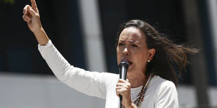 AME3965. CARACAS (VENEZUELA), 28/08/2024.- La líder opositora venezolana, María Corina Machado, pronuncia un discurso ante seguidores este miércoles, en una manifestación en Caracas (Venezuela). Machado aseguró que "ni un solo Gobierno democrático del mundo ha reconocido" la reelección de Nicolás Maduro, cuyo triunfo en las presidenciales del 28 de julio considera un "fraude", igual que buena parte de la comunidad internacional. EFE/ Ronald Peña