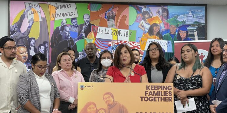 USA6533. LOS ÁNGELES (ESTADOS UNIDOS), 19/08/2024.-Fotografía cedida por la Coalición por los Derechos Humanos de los Inmigrantes (CHIRLA) donde aparece su directora, Angélica Salas (c), durante una conferencia de prensa este lunes en Los Ángeles (Estados Unidos). Activistas y organizaciones civiles urgieron este lunes a inmigrantes en Estados Unidos a acogerse al nuevo plan de regularización que abre hoy sus inscripciones y se prevé beneficiará a cerca de medio millón de indocumentados, cónyuges o hijastros de ciudadanos estadounidenses EFE/ CHIRLA / SOLO USO EDITORIAL/ SOLO DISPONIBLE PARA ILUSTRAR LA NOTICIA QUE ACOMPAÑA (CRÉDITO OBLIGATORIO)