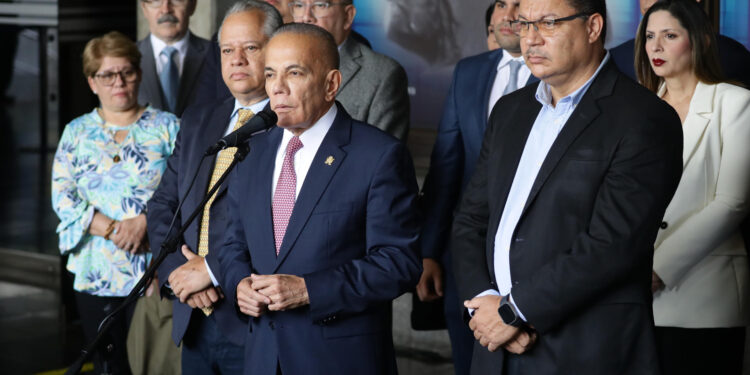 AME8691. CARACAS (VENEZUELA), 07/08/2024.- El representante del partido Nuevo Tiempo, Manuel Rosales (c), ofrece una declaración junto al representante del Movimiento por Venezuela, José Simón Calzadilla (d), este miércoles, en la sede del Tribunal Supremo de Justicia (TSJ), en Caracas (Venezuela). Rosales exigió respetar la voluntad popular expresada por los ciudadanos en las elecciones del pasado 28 de julio. EFE/ Ronald Peña R.