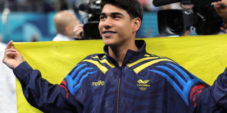 Paris (France), 05/08/2024.- Silver medalist Angel Barajas of Colombia poses after the Men Horizontal Bar final of the Artistic Gymnastics competitions in the Paris 2024 Olympic Games, at the Bercy Arena in Paris, France, 05 August 2024. (Francia) EFE/EPA/TERESA SUAREZ