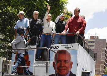 AME1188. CARACAS (VENEZUELA), 17/08/2024.- La líder de la oposición venezolana María Corina Machado (c) saluda en una movilización este sábado, en Caracas (Venezuela). Miles de opositores venezolanos se movilizan este sábado en las principales ciudades del país, en defensa de "la verdad" de las presidenciales del pasado 28 de julio, en las que la mayor coalición opositora asegura que ganó su abanderado, Edmundo González Urrutia, pese al resultado oficial que dio el triunfo al mandatario, Nicolás Maduro. EFE/ Miguel Gutiérrez