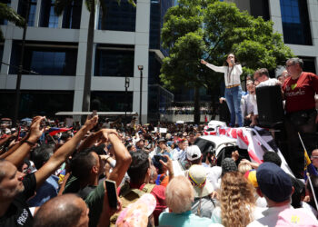 AME3964. CARACAS (VENEZUELA), 28/08/2024.- La líder opositora venezolana, María Corina Machado (d), pronuncia un discurso ante seguidores este miércoles, en una manifestación en Caracas (Venezuela). Machado aseguró que "ni un solo Gobierno democrático del mundo ha reconocido" la reelección de Nicolás Maduro, cuyo triunfo en las presidenciales del 28 de julio considera un "fraude", igual que buena parte de la comunidad internacional. EFE/ Ronald Peña