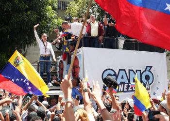 AME7680. CARACAS (VENEZUELA), 03/08/2024.- La líder opositora de Venezuela María Corina Machado asiste a una protesta en rechazo a los resultados oficiales de las elecciones presidenciales -que dan la victoria al presidente Nicolás Maduro-, este sábado en Caracas (Venezuela). Sobre un camión, Machado llegó a la manifestación en una zona del este de Caracas, junto a los antichavistas Delsa Solórzano, Juan Pablo Guanipa, María Beatriz Martínez, Biagio Pilieri y Williams Dávila, todos miembros de partidos que conforman la mayor coalición antichavista, Plataforma Unitaria Democrática (PUD). Hasta el momento no se ha confirmado la presencia del candidato de la coalición, Edmundo González Urrutia. EFE/ Ronald Peña R.