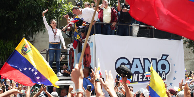 AME7680. CARACAS (VENEZUELA), 03/08/2024.- La líder opositora de Venezuela María Corina Machado asiste a una protesta en rechazo a los resultados oficiales de las elecciones presidenciales -que dan la victoria al presidente Nicolás Maduro-, este sábado en Caracas (Venezuela). Sobre un camión, Machado llegó a la manifestación en una zona del este de Caracas, junto a los antichavistas Delsa Solórzano, Juan Pablo Guanipa, María Beatriz Martínez, Biagio Pilieri y Williams Dávila, todos miembros de partidos que conforman la mayor coalición antichavista, Plataforma Unitaria Democrática (PUD). Hasta el momento no se ha confirmado la presencia del candidato de la coalición, Edmundo González Urrutia. EFE/ Ronald Peña R.