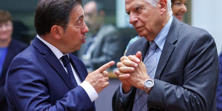 -FOTODELDÍA-  BRUSELAS, 29/08/2024.- El ministro español de Asuntos Exteriores, José Manuel Albares (i) y el responsable de la diplomacia europea, Josep Borrell (d) durante una reunión informal de los ministros de Exteriores de la Unión Europea en la que abordan la guerra en Ucrania, el conflicto en Gaza, las relaciones con Turquía y la crisis política en Venezuela. EFE/OLIVIER HOSLET