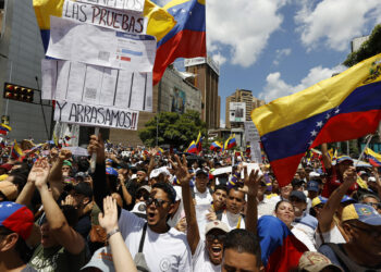 AME1213. CARACAS (VENEZUELA), 17/08/2024.- Seguidores de la líder de la oposición venezolana María Corina Machado asisten a una concentración este sábado, en Caracas (Venezuela). Machado reapareció en público para participar en la concentración contra el resultado oficial de las presidenciales que -asegura- ganó el abanderado de la mayor coalición opositora, Edmundo González Urrutia, pese a que el Consejo Nacional Electoral (CNE) otorgó el triunfo a Nicolás Maduro. EFE/ Miguel Gutiérrez