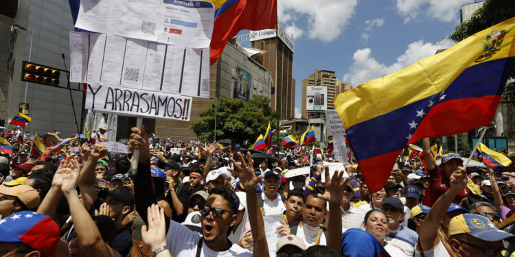 AME1213. CARACAS (VENEZUELA), 17/08/2024.- Seguidores de la líder de la oposición venezolana María Corina Machado asisten a una concentración este sábado, en Caracas (Venezuela). Machado reapareció en público para participar en la concentración contra el resultado oficial de las presidenciales que -asegura- ganó el abanderado de la mayor coalición opositora, Edmundo González Urrutia, pese a que el Consejo Nacional Electoral (CNE) otorgó el triunfo a Nicolás Maduro. EFE/ Miguel Gutiérrez