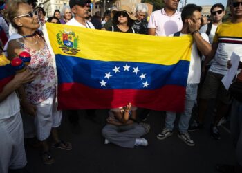 Rome (Italy), 17/08/2024.- People protest against the re-election of Venezuelan President Nicolas Maduro during a demonstration in support of opposition candidate Edmundo Gonzalez Urrutia, in Rome, Italy, 17 August 2024. The Venezuelan National Electoral Council (CNE) ratified the victory of Nicolas Maduro in Venezuela's presidential elections held on 28 July 2024, while the opposition have been protesting against the official results claiming the victory of Edmundo Gonzalez Urrutia. (Elecciones, Protestas, Italia, Roma) EFE/EPA/ANGELO CARCONI