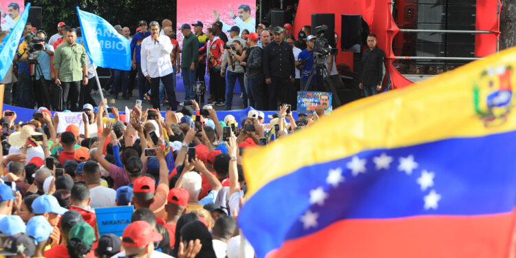 AME7808. CARACAS (VENEZUELA), 03/08/2024.- Fotografía cedida por prensa Miraflores del presidente de Venezuela, Nicolás Maduro (i) hablando durante una marcha nacional por la defensa de la paz, este sábado, en Caracas (Venezuela). El presidente de Venezuela, Nicolás Maduro, anunció este sábado que 2.000 personas han sido detenidas en la nación caribeña en protestas contra el resultado oficial de las presidenciales, de las que el Consejo Nacional Electoral (CNE) proclamó como ganador al mandatario. EFE/ PRENSA MIRAFLORES/SOLO USO EDITORIAL/NO VENTAS