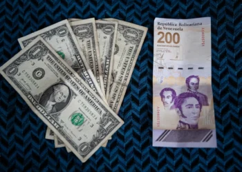 Fotografía del 26 de agosto del 2024 donde se observa el nuevo billete de doscientos bolívares y su comparación en dolares estadounidenses, en Caracas (Venezuela). EFE/ Ronald Peña