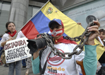 Media workers and journalists participate in a rally outside the United Nations offices in Caracas May 03, 2016 demanding more freedom for the press on the World Press Freedom day. / AFP PHOTO / JUAN BARRETO