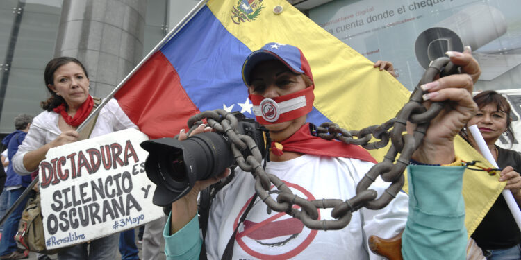 Media workers and journalists participate in a rally outside the United Nations offices in Caracas May 03, 2016 demanding more freedom for the press on the World Press Freedom day. / AFP PHOTO / JUAN BARRETO