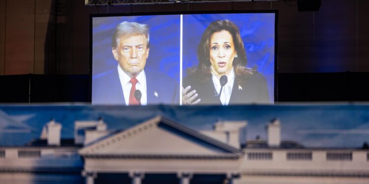 Philadelphia (United States), 10/09/2024.- Former US President Donald Trump and current Vice President Kamala Harris are seen on a large television during their presidential debate in the debate's press file in Philadelphia, Pennsylvania, USA, 10 September 2024. The two candidates faced off for 90 minutes in their only planned debate of the 2024 presidential election. (Filadelfia) EFE/EPA/JIM LO SCALZO