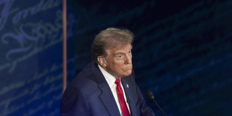 Philadelphia (United States), 11/09/2024.- Republican presidential candidate Donald J. Trump listens to Democratic presidential candidate US Vice President Kamala Harris during a presidential debate hosted by ABC News at the National Constitution Center in Philadelphia, Pennsylvania, USA 10 September 2024. The 90 minute event is the only planned debate between the two candidates in the 2024 presidential election. (Filadelfia) EFE/EPA/DEMETRIUS FREEMAN / POOL