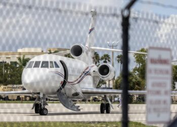 Fort Lauderdale (United States), 02/09/2024.- An airplane that, according to the authorities, belongs to Venezuelan President Nicolas Maduro is placed in the Fort Lauderdale Executive Airport in Fort Lauderdale, Florida, USA, 02 September 2024. The US authorities seize a $13M jet linked to Venezuelan President Nicolas Maduro, landing it in Florida, USA. The Dassault Falcon 900, equivalent to Venezuela's Air Force One, was confiscated for sanction violations. EFE/EPA/CRISTOBAL HERRERA-ULASHKEVICH